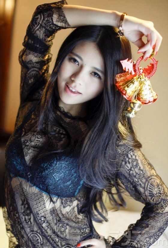 蕾丝是每个女人心中的最爱，它代表着柔情也代表着浪漫。下面就为大家带来一组超具诱惑力的模特美女性感内衣私房写真，靓丽的长相，白皙的肌肤，身穿透视蕾丝连衣裙，露出蓝色内衣，性感迷人万分。