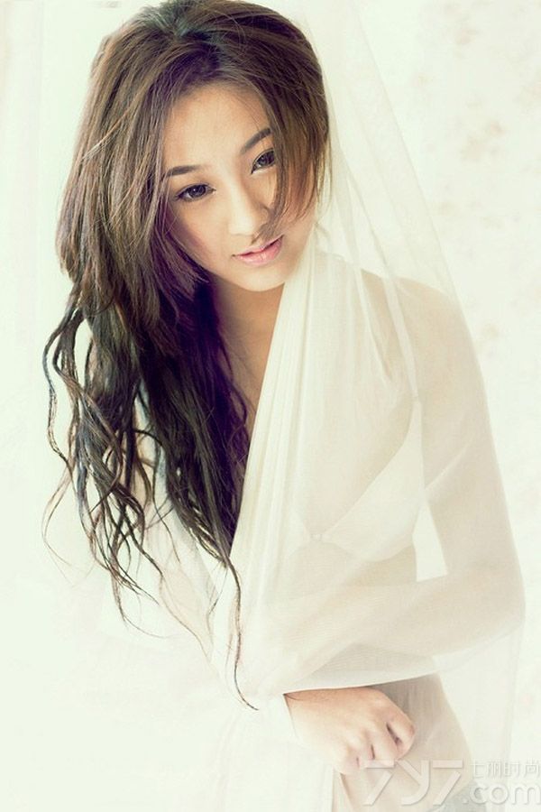 清晨刚起床的慵懒气息也是女性展示魅力的一种，这组由慵懒少女拍摄清醒的写真图片，用另外一种画面展示出性感魅力，穿着性感服饰大秀好身材，白皙娇嫩的肌肤以及傲人美胸，分分钟秒杀众多男性，分享一组慵懒少女性感朦胧写真，看诱人身材与诱惑美胸图片。