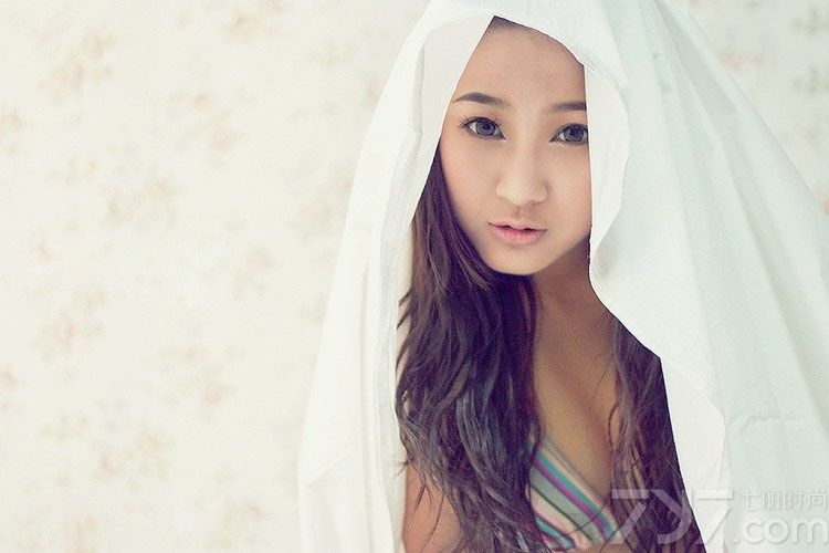 清晨刚起床的慵懒气息也是女性展示魅力的一种，这组由慵懒少女拍摄清醒的写真图片，用另外一种画面展示出性感魅力，穿着性感服饰大秀好身材，白皙娇嫩的肌肤以及傲人美胸，分分钟秒杀众多男性，分享一组慵懒少女性感朦胧写真，看诱人身材与诱惑美胸图片。