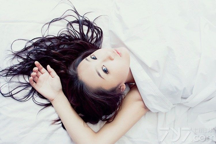 清晨刚起床的慵懒气息也是女性展示魅力的一种，这组由慵懒少女拍摄清醒的写真图片，用另外一种画面展示出性感魅力，穿着性感服饰大秀好身材，白皙娇嫩的肌肤以及傲人美胸，分分钟秒杀众多男性，分享一组慵懒少女性感朦胧写真，看诱人身材与诱惑美胸图片。