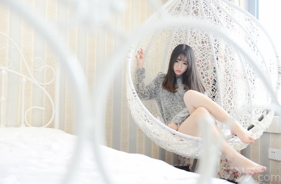 腿长的妹纸怎么都看好，所以拥有一双美大腿也成了所有女人的愿望。下面为大家分享一组长腿妹子性感私房写真图片，身穿灰色绒毛衣，偶露香肩及修长美腿，大床上大秀完美身姿，诱人万分。
