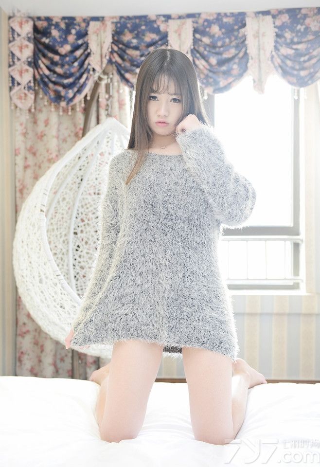 腿长的妹纸怎么都看好，所以拥有一双美大腿也成了所有女人的愿望。下面为大家分享一组长腿妹子性感私房写真图片，身穿灰色绒毛衣，偶露香肩及修长美腿，大床上大秀完美身姿，诱人万分。