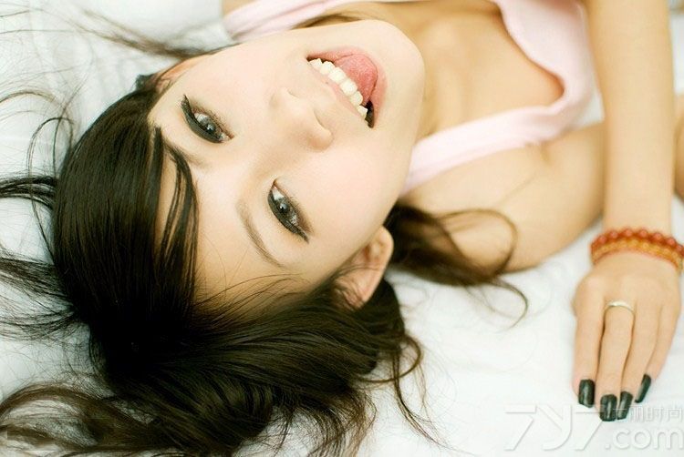 乖乖女的性感写真褪去了以往个乖巧可爱懂事的一面，用叛逆的形象展示另外一种性感妖娆的魅力，这组由乖乖女拍摄的性感写真图，充分的展示了叛逆的性感甜美写真，不同与性感美女的致命魅力，分享一组乖乖女甜美私房诱惑写真，看性感美女的粉色俏皮魅力。