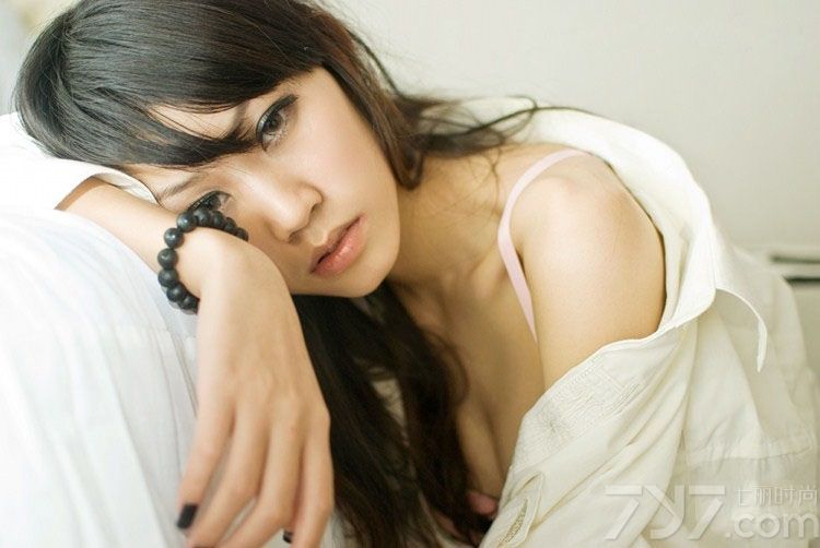 乖乖女的性感写真褪去了以往个乖巧可爱懂事的一面，用叛逆的形象展示另外一种性感妖娆的魅力，这组由乖乖女拍摄的性感写真图，充分的展示了叛逆的性感甜美写真，不同与性感美女的致命魅力，分享一组乖乖女甜美私房诱惑写真，看性感美女的粉色俏皮魅力。