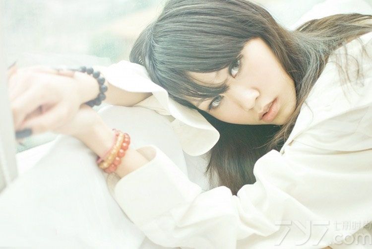 乖乖女的性感写真褪去了以往个乖巧可爱懂事的一面，用叛逆的形象展示另外一种性感妖娆的魅力，这组由乖乖女拍摄的性感写真图，充分的展示了叛逆的性感甜美写真，不同与性感美女的致命魅力，分享一组乖乖女甜美私房诱惑写真，看性感美女的粉色俏皮魅力。