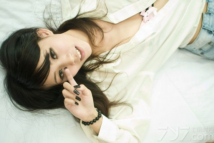 乖乖女的性感写真褪去了以往个乖巧可爱懂事的一面，用叛逆的形象展示另外一种性感妖娆的魅力，这组由乖乖女拍摄的性感写真图，充分的展示了叛逆的性感甜美写真，不同与性感美女的致命魅力，分享一组乖乖女甜美私房诱惑写真，看性感美女的粉色俏皮魅力。