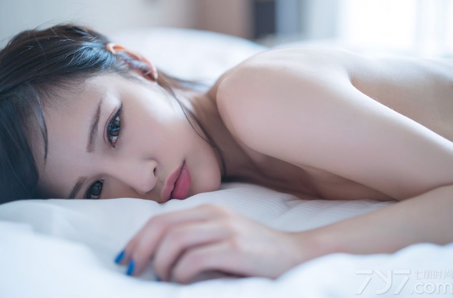 都说一白遮三丑，可见拥有白皙的肌肤是有多重要，下面为大家分享一组娇艳美女诱惑私房照，靓丽的长相，精致的妆容，身穿吊带情趣内衣，慵懒的摆出各种造型，露出白皙粉嫩肌肤简直要令人疯狂。