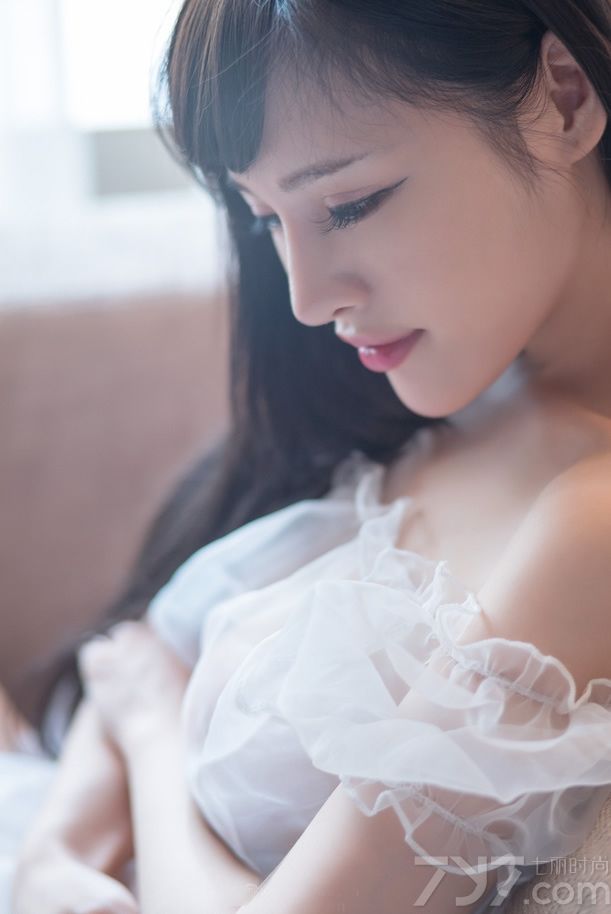 都说一白遮三丑，可见拥有白皙的肌肤是有多重要，下面为大家分享一组娇艳美女诱惑私房照，靓丽的长相，精致的妆容，身穿吊带情趣内衣，慵懒的摆出各种造型，露出白皙粉嫩肌肤简直要令人疯狂。