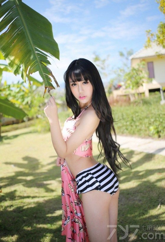 今天这组户外清新美女写真图片，不仅长相清纯甜美，五官也是相当的精致，一双明媚的大眼睛，身穿印花连衣裙，露出白皙丰胸及修长美腿，诱惑至极，再加上甜美的表情，娇俏迷人风情无限。