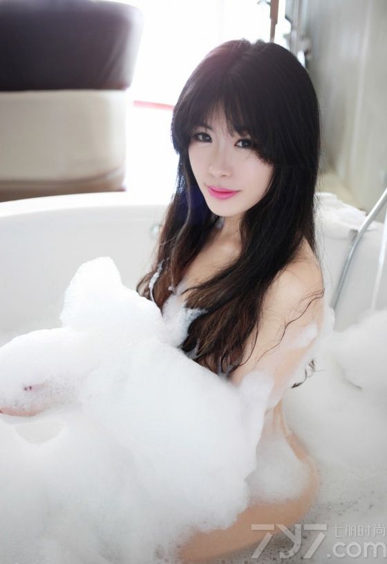 每每提到浴室照，总是能让宅男们的眼神大放光彩。下面为大家带来寒冬福利照，一组性感美女浴室泡泡写真献给大家，清纯的面容，精致的妆容，悠闲处在的享受着泡泡浴带来的美好时光，隐约露出白皙肌肤，令人着迷。