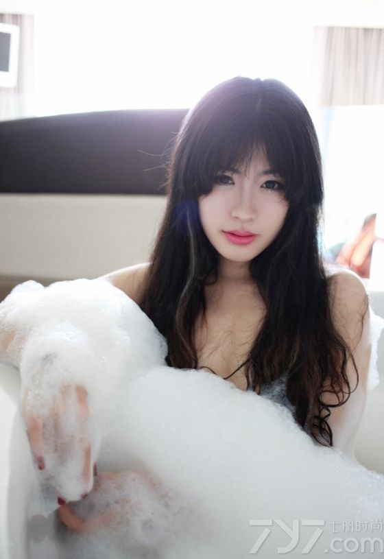 每每提到浴室照，总是能让宅男们的眼神大放光彩。下面为大家带来寒冬福利照，一组性感美女浴室泡泡写真献给大家，清纯的面容，精致的妆容，悠闲处在的享受着泡泡浴带来的美好时光，隐约露出白皙肌肤，令人着迷。