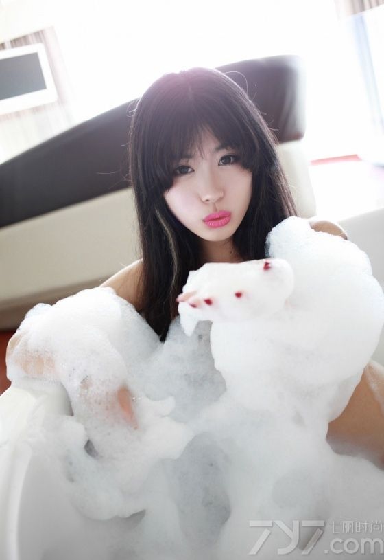 每每提到浴室照，总是能让宅男们的眼神大放光彩。下面为大家带来寒冬福利照，一组性感美女浴室泡泡写真献给大家，清纯的面容，精致的妆容，悠闲处在的享受着泡泡浴带来的美好时光，隐约露出白皙肌肤，令人着迷。