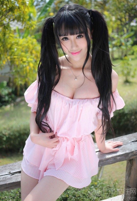 90后的清纯美少女，总是格外的惹人爱。今天这组户外清新美女写真图片，不仅长相清纯甜美，五官也是相当的精致，两个高马尾显得青春无限，身穿粉色格子上衣，露出迷人香肩及美大腿，简直是一道靓丽的风景线。