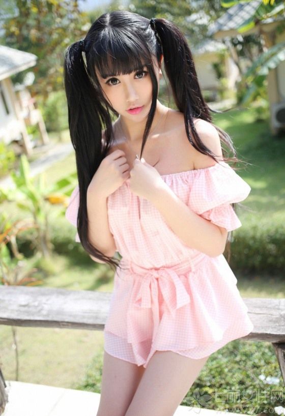 90后的清纯美少女，总是格外的惹人爱。今天这组户外清新美女写真图片，不仅长相清纯甜美，五官也是相当的精致，两个高马尾显得青春无限，身穿粉色格子上衣，露出迷人香肩及美大腿，简直是一道靓丽的风景线。