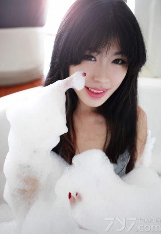 每每提到浴室照，总是能让宅男们的眼神大放光彩。下面为大家带来寒冬福利照，一组性感美女浴室泡泡写真献给大家，清纯的面容，精致的妆容，悠闲处在的享受着泡泡浴带来的美好时光，隐约露出白皙肌肤，令人着迷。