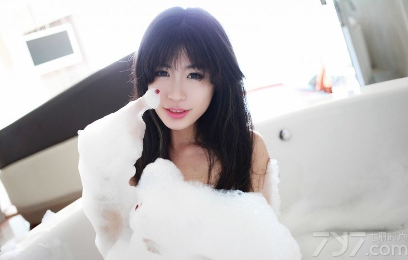 每每提到浴室照，总是能让宅男们的眼神大放光彩。下面为大家带来寒冬福利照，一组性感美女浴室泡泡写真献给大家，清纯的面容，精致的妆容，悠闲处在的享受着泡泡浴带来的美好时光，隐约露出白皙肌肤，令人着迷。