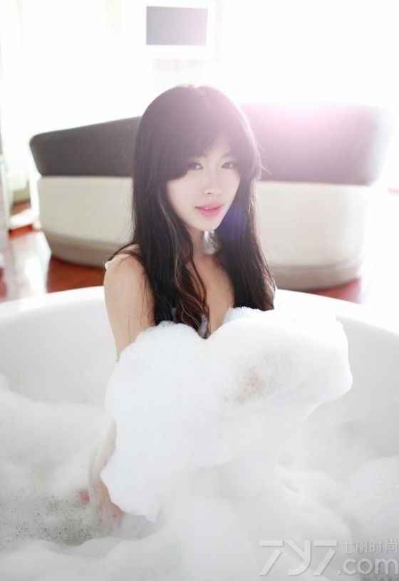 每每提到浴室照，总是能让宅男们的眼神大放光彩。下面为大家带来寒冬福利照，一组性感美女浴室泡泡写真献给大家，清纯的面容，精致的妆容，悠闲处在的享受着泡泡浴带来的美好时光，隐约露出白皙肌肤，令人着迷。