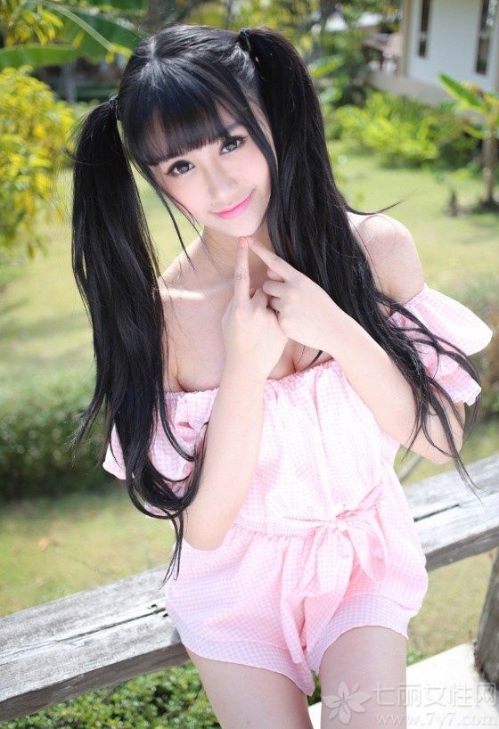 90后的清纯美少女，总是格外的惹人爱。今天这组户外清新美女写真图片，不仅长相清纯甜美，五官也是相当的精致，两个高马尾显得青春无限，身穿粉色格子上衣，露出迷人香肩及美大腿，简直是一道靓丽的风景线。