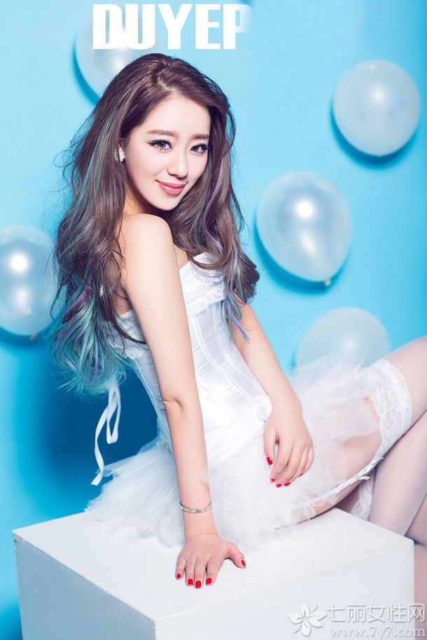 婚纱是每个女人心中的幻想，它代表着幸福美满，也是女孩心中的童话。下面就为大家带来一组洁白唯美的婚纱写真，青春靓丽的气质美女，身穿洁白短纱裙，搭配白色吊带丝袜，香肩美腿楚楚动人。