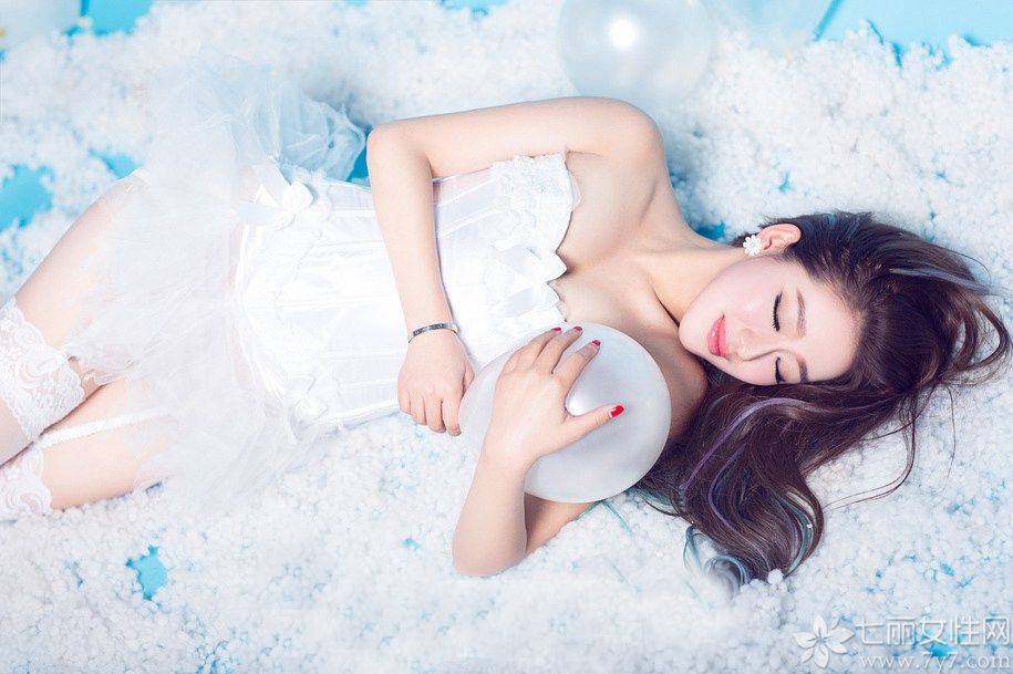 婚纱是每个女人心中的幻想，它代表着幸福美满，也是女孩心中的童话。下面就为大家带来一组洁白唯美的婚纱写真，青春靓丽的气质美女，身穿洁白短纱裙，搭配白色吊带丝袜，香肩美腿楚楚动人。