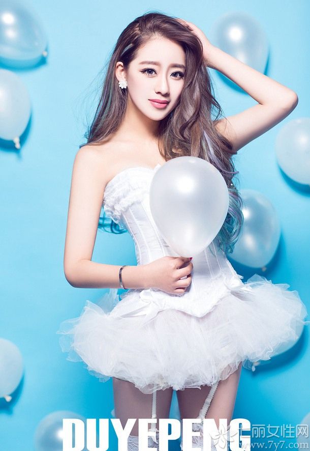 婚纱是每个女人心中的幻想，它代表着幸福美满，也是女孩心中的童话。下面就为大家带来一组洁白唯美的婚纱写真，青春靓丽的气质美女，身穿洁白短纱裙，搭配白色吊带丝袜，香肩美腿楚楚动人。