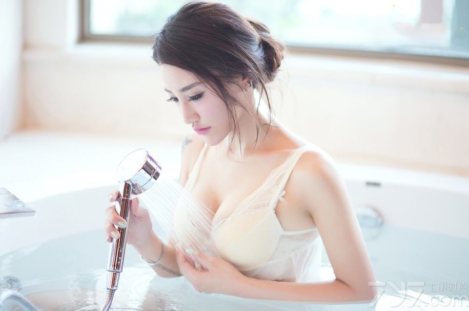 嫩模在浴缸湿身写真图片，性感妖娆，穿着白色透视的内衣，在水里面很是妩媚，如水般妩媚的女子，挑逗的眼神，定能使得宅男们欲罢不能！