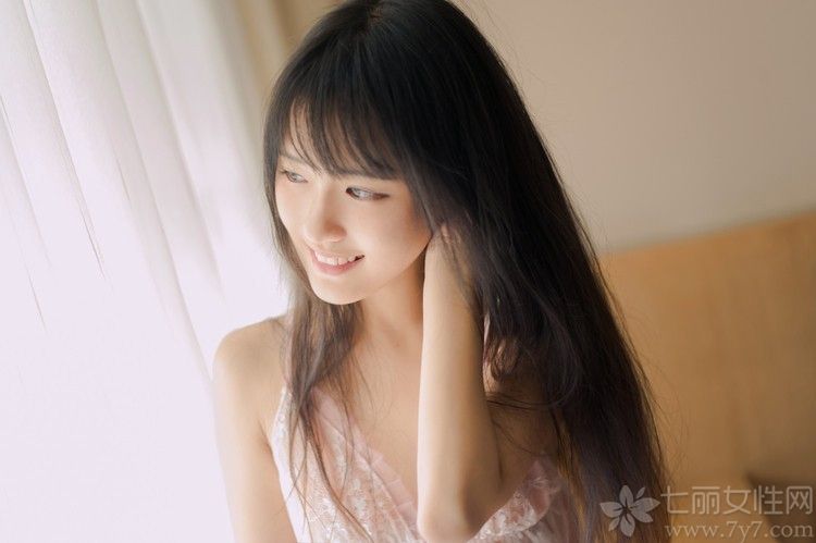 小清新是目前流行的风格，那小清新美女又有着怎样的魔力呢？下面为大家带来一组超清纯甜美的小女生诱惑私房照，清秀的脸庞，甜美的笑容，身穿粉色吊带睡衣，唯美清新，氧气十足。