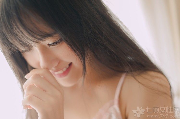 小清新是目前流行的风格，那小清新美女又有着怎样的魔力呢？下面为大家带来一组超清纯甜美的小女生诱惑私房照，清秀的脸庞，甜美的笑容，身穿粉色吊带睡衣，唯美清新，氧气十足。