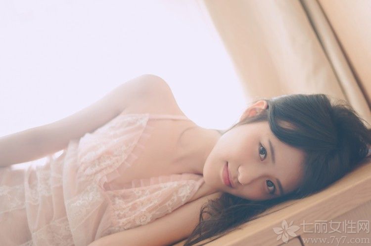 小清新是目前流行的风格，那小清新美女又有着怎样的魔力呢？下面为大家带来一组超清纯甜美的小女生诱惑私房照，清秀的脸庞，甜美的笑容，身穿粉色吊带睡衣，唯美清新，氧气十足。