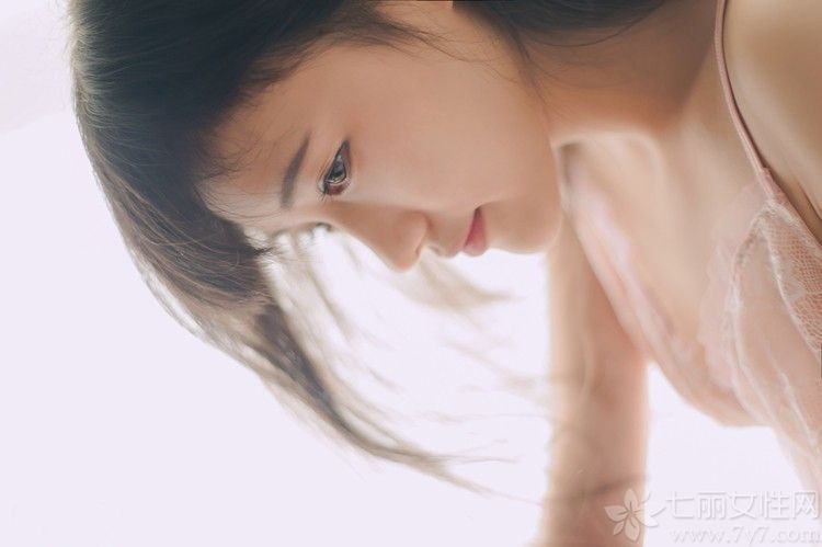 小清新是目前流行的风格，那小清新美女又有着怎样的魔力呢？下面为大家带来一组超清纯甜美的小女生诱惑私房照，清秀的脸庞，甜美的笑容，身穿粉色吊带睡衣，唯美清新，氧气十足。