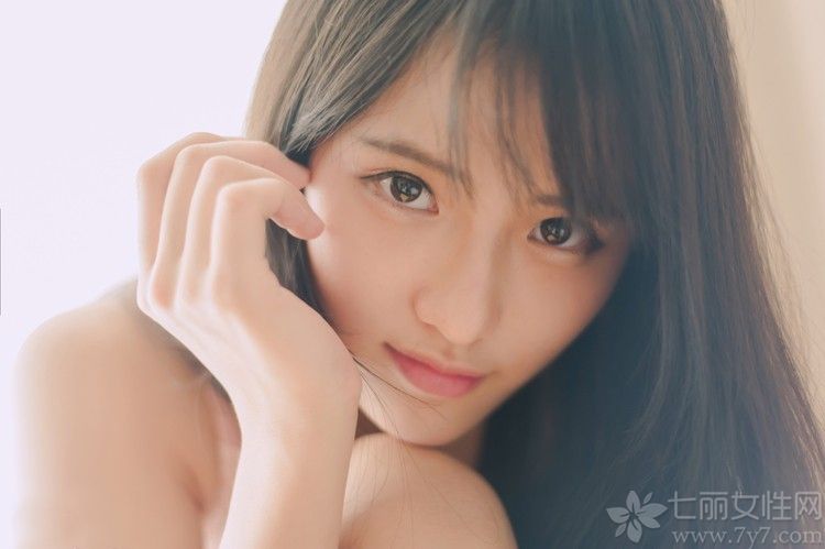 小清新是目前流行的风格，那小清新美女又有着怎样的魔力呢？下面为大家带来一组超清纯甜美的小女生诱惑私房照，清秀的脸庞，甜美的笑容，身穿粉色吊带睡衣，唯美清新，氧气十足。