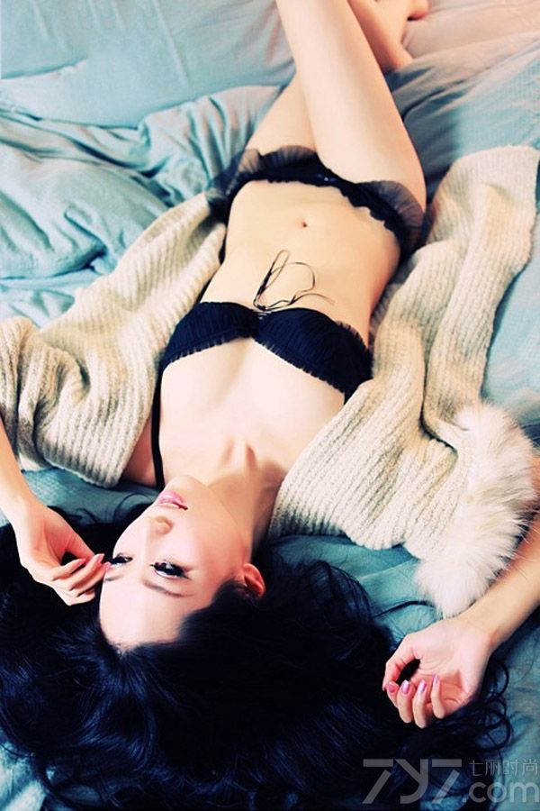 这组由性感美女miki穿着性感内衣拍摄的写真图片，整个画面充满诱惑迷人气息，特别是穿着魅惑黑色比基尼，白皙嫩滑肌肤被衬托得更为诱人，躺在床上摆出的慵懒妩媚表情，散发出成熟女人的撩人气息，分享一组性感美女MIKI内衣写真图片，看私房照的诱惑画面令人痴迷。