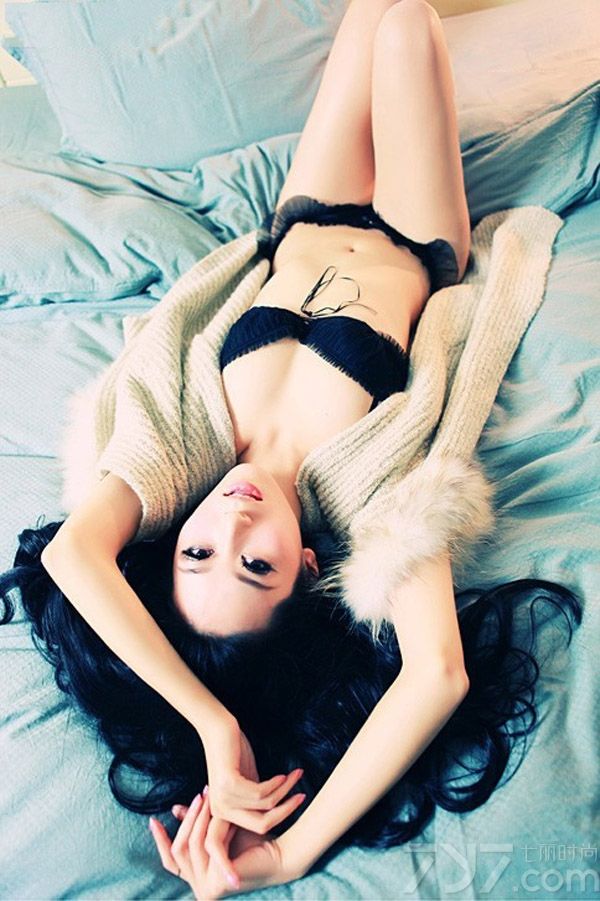 这组由性感美女miki穿着性感内衣拍摄的写真图片，整个画面充满诱惑迷人气息，特别是穿着魅惑黑色比基尼，白皙嫩滑肌肤被衬托得更为诱人，躺在床上摆出的慵懒妩媚表情，散发出成熟女人的撩人气息，分享一组性感美女MIKI内衣写真图片，看私房照的诱惑画面令人痴迷。