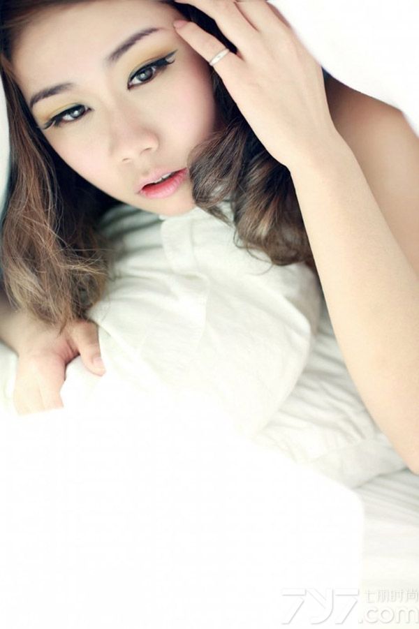 浑身上下都散发出慵懒妩媚气息的性感美女，利用室内在被窝里拍摄出来的性感写真，展示出与众不同的性感迷人气息，白皙肌肤以及大秀美背的画面，让人无法抵挡住致命气息入侵，充满了柔情气息的大眼吐露出妖娆魅惑感，分享一组慵懒美女性感床上写真，看诱人美背图片散发致命气息。