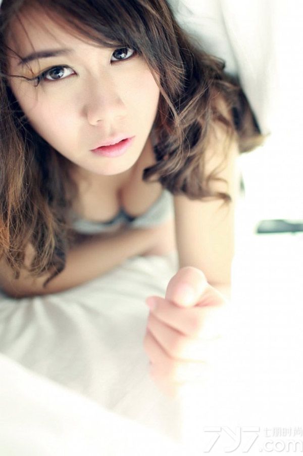 浑身上下都散发出慵懒妩媚气息的性感美女，利用室内在被窝里拍摄出来的性感写真，展示出与众不同的性感迷人气息，白皙肌肤以及大秀美背的画面，让人无法抵挡住致命气息入侵，充满了柔情气息的大眼吐露出妖娆魅惑感，分享一组慵懒美女性感床上写真，看诱人美背图片散发致命气息。