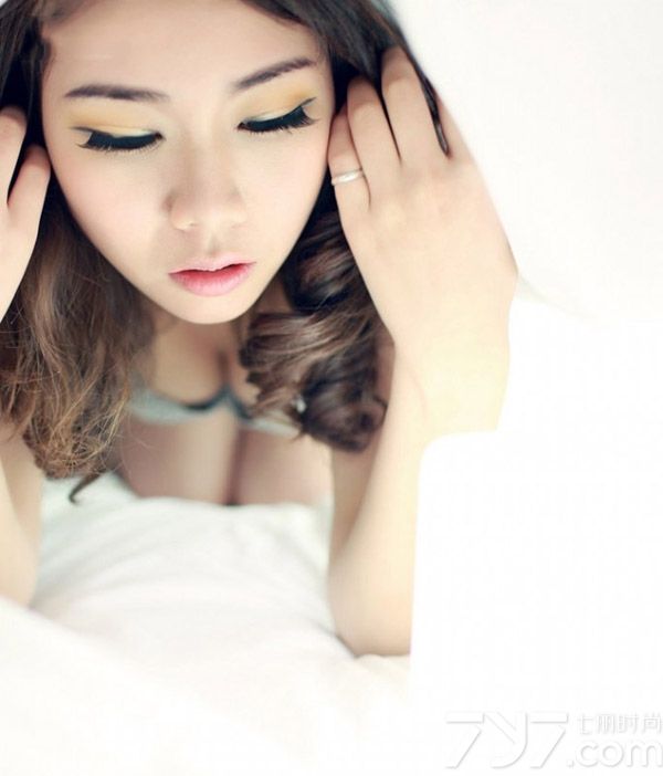 浑身上下都散发出慵懒妩媚气息的性感美女，利用室内在被窝里拍摄出来的性感写真，展示出与众不同的性感迷人气息，白皙肌肤以及大秀美背的画面，让人无法抵挡住致命气息入侵，充满了柔情气息的大眼吐露出妖娆魅惑感，分享一组慵懒美女性感床上写真，看诱人美背图片散发致命气息。