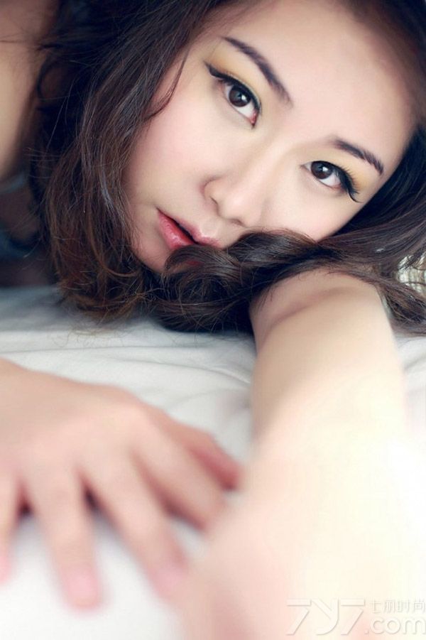 浑身上下都散发出慵懒妩媚气息的性感美女，利用室内在被窝里拍摄出来的性感写真，展示出与众不同的性感迷人气息，白皙肌肤以及大秀美背的画面，让人无法抵挡住致命气息入侵，充满了柔情气息的大眼吐露出妖娆魅惑感，分享一组慵懒美女性感床上写真，看诱人美背图片散发致命气息。