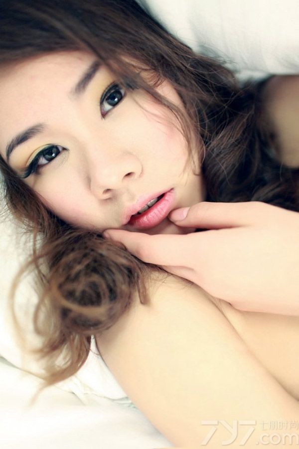 浑身上下都散发出慵懒妩媚气息的性感美女，利用室内在被窝里拍摄出来的性感写真，展示出与众不同的性感迷人气息，白皙肌肤以及大秀美背的画面，让人无法抵挡住致命气息入侵，充满了柔情气息的大眼吐露出妖娆魅惑感，分享一组慵懒美女性感床上写真，看诱人美背图片散发致命气息。