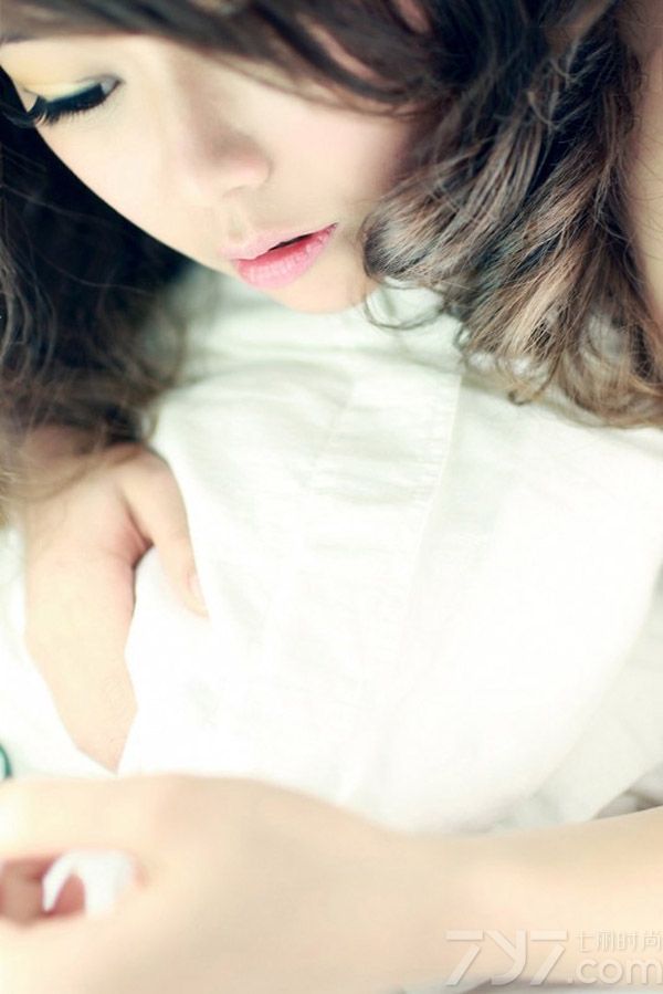 浑身上下都散发出慵懒妩媚气息的性感美女，利用室内在被窝里拍摄出来的性感写真，展示出与众不同的性感迷人气息，白皙肌肤以及大秀美背的画面，让人无法抵挡住致命气息入侵，充满了柔情气息的大眼吐露出妖娆魅惑感，分享一组慵懒美女性感床上写真，看诱人美背图片散发致命气息。