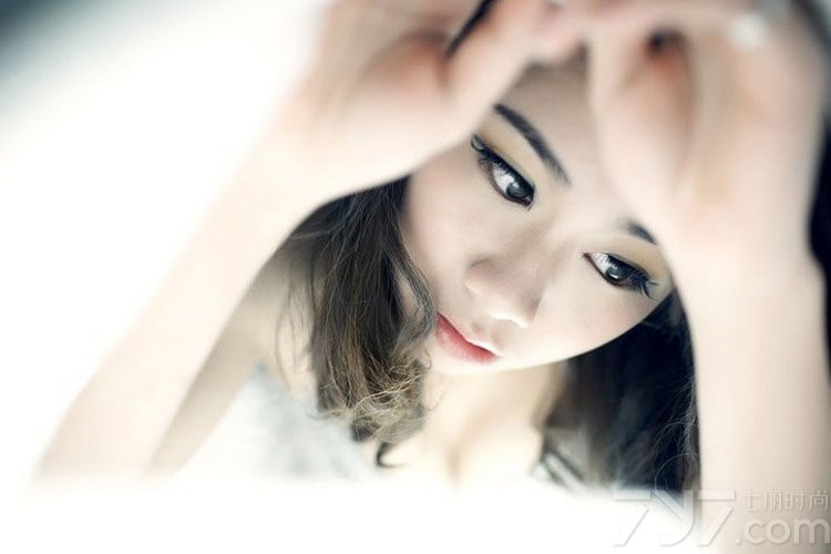 浑身上下都散发出慵懒妩媚气息的性感美女，利用室内在被窝里拍摄出来的性感写真，展示出与众不同的性感迷人气息，白皙肌肤以及大秀美背的画面，让人无法抵挡住致命气息入侵，充满了柔情气息的大眼吐露出妖娆魅惑感，分享一组慵懒美女性感床上写真，看诱人美背图片散发致命气息。