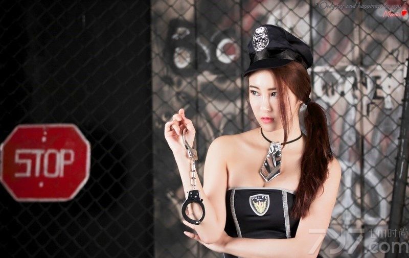 韩国的美女出了名的多，今天为大家带来一组超具诱惑力的韩国车模女神性感写真，青春靓丽的长相，精致的妆容，身穿抹胸短裙，露出白皙巨乳及修长美腿，搭配黑色高筒靴，酷帅冷艳又不失女人魅惑。