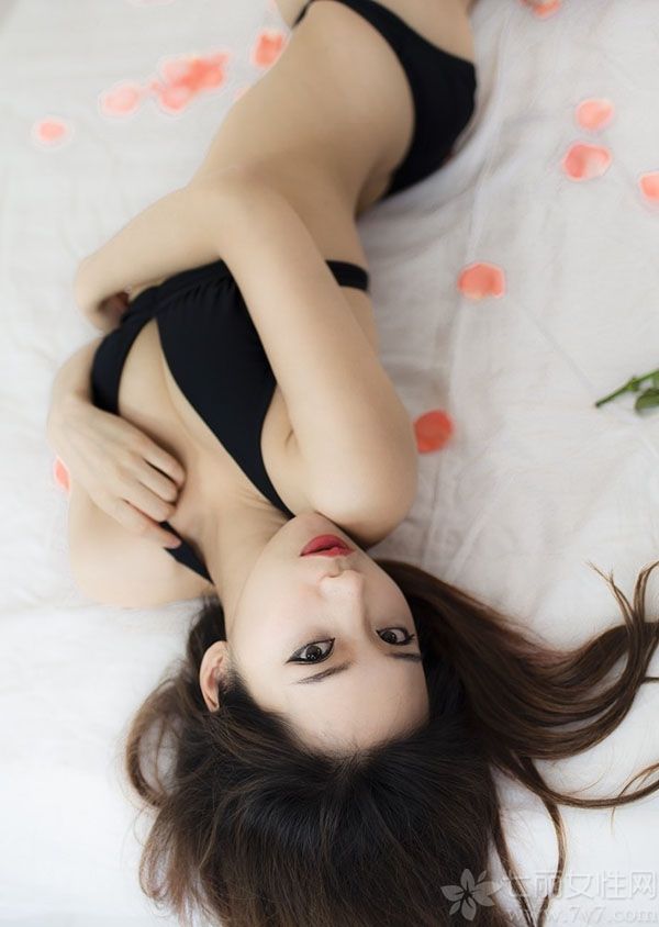 这组穿着黑色魅惑比基尼的性感美女，用黑色衬托出完美白皙与诱人的肌肤，在床上拍摄出来的妩媚画面太撩人心动，完美性感的身材以及妩媚表情，都散发出致命的气息。性感红唇更充满了致命的魅力。分享一组比基尼美女性感私房写真，看妖娆身姿图片尽显迷人诱惑。