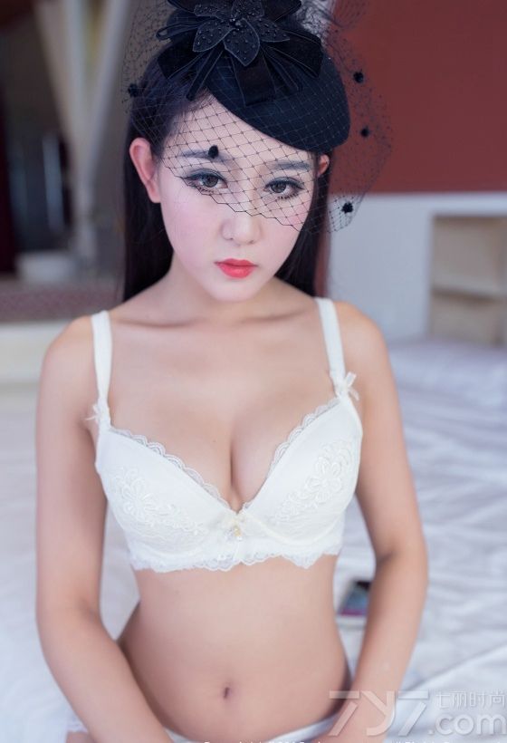 今天这组性感模特美女内衣私房照，身穿白色性感蕾丝吊带内衣，在家中大秀完美身姿，白皙如雪的肌肤，加上那圆润的丰胸及修长美腿，冷艳的表情无限风情诱惑，简直秒杀路人。