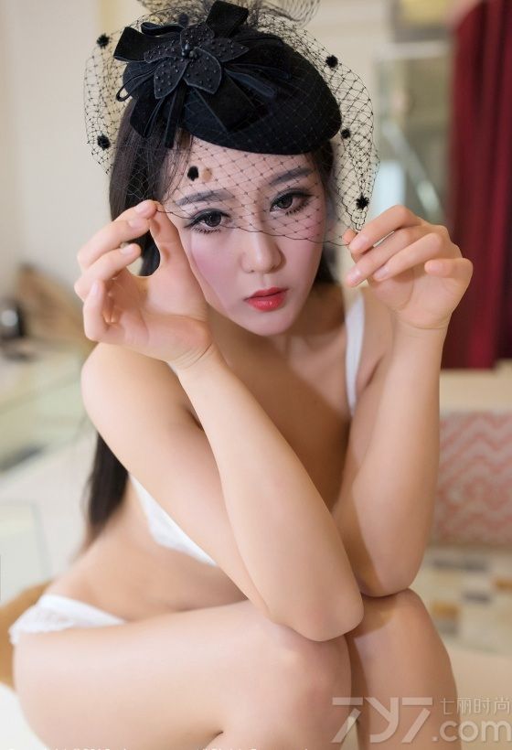 今天这组性感模特美女内衣私房照，身穿白色性感蕾丝吊带内衣，在家中大秀完美身姿，白皙如雪的肌肤，加上那圆润的丰胸及修长美腿，冷艳的表情无限风情诱惑，简直秒杀路人。