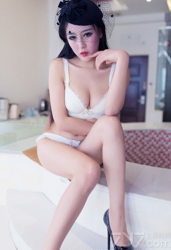 今天这组性感模特美女内衣私房照，身穿白色性感蕾丝吊带内衣，在家中大秀完美身姿，白皙如雪的肌肤，加上那圆润的丰胸及修长美腿，冷艳的表情无限风情诱惑，简直秒杀路人。