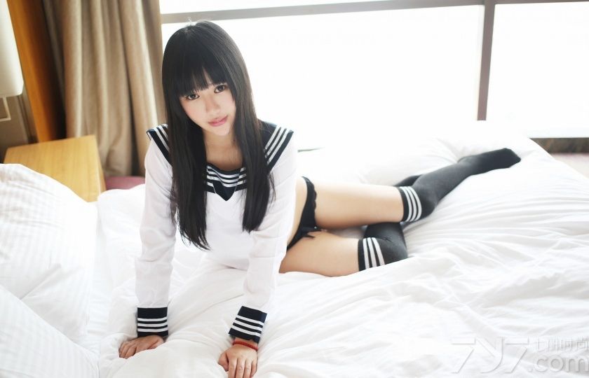 今天为大家分享的这组清纯美女私房写真，乌黑的直发，齐齐的刘海，显得清秀无比，身穿白色学生制服+过膝长筒袜，露出白皙大腿及翘臀，清纯可爱又不失性感迷人。