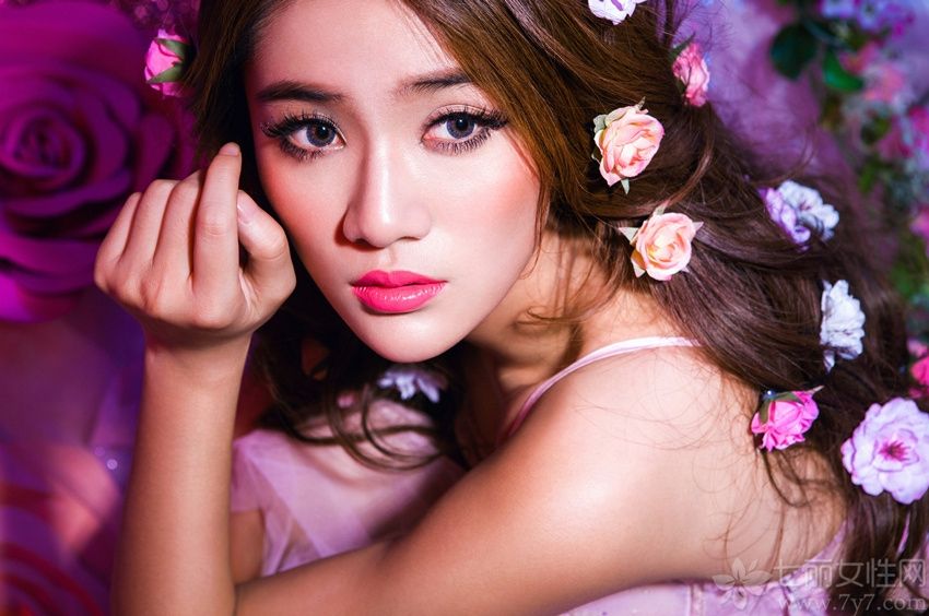 王熙然 ，辽宁大连人 ，90后超模，演员，歌手，2012年获得《男人装》杂志举办的装女郎梦想秀年度冠军。
2012年底曾与演员导演徐峥传出绯闻，2013年推出个人首张EP唱片《选择性失忆》。并于2013年8月出演新媒体电影《夜店北京》。2014年7月发布个人第一本写真集《Shinning Crystal》。