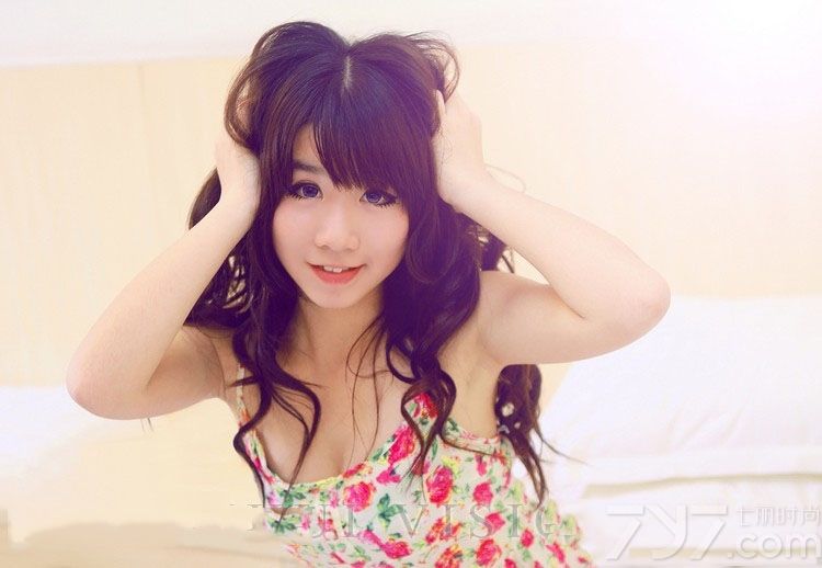 俏皮活泼的可爱美女本就让宅男非常心动，在穿着性感睡衣展示另外一面的迷人魅力，更让人无法抗拒。特别是上演了一场性感的内里真空性感秀，无法抵挡的致命气息令人震撼不已，分享一组可爱少女性感睡衣写真图片，看上演诱人真空画面秀诱惑美胸。