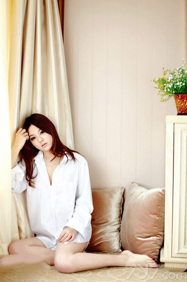 拥有魔鬼般的身材，天使般容颜的迷人美女，穿着性感比基尼在室内拍摄了一组诱人写真图片，不管是完美容颜还是白皙肌肤以及性感长腿都是撩人心动的武器，特别是穿着白衬衣后，一种欲拒还迎的性感画面太迷人，分享一组迷人天使性感比基尼写真，美艳美女的私房诱惑图片。