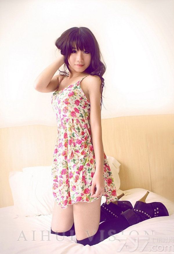 俏皮活泼的可爱美女本就让宅男非常心动，在穿着性感睡衣展示另外一面的迷人魅力，更让人无法抗拒。特别是上演了一场性感的内里真空性感秀，无法抵挡的致命气息令人震撼不已，分享一组可爱少女性感睡衣写真图片，看上演诱人真空画面秀诱惑美胸。